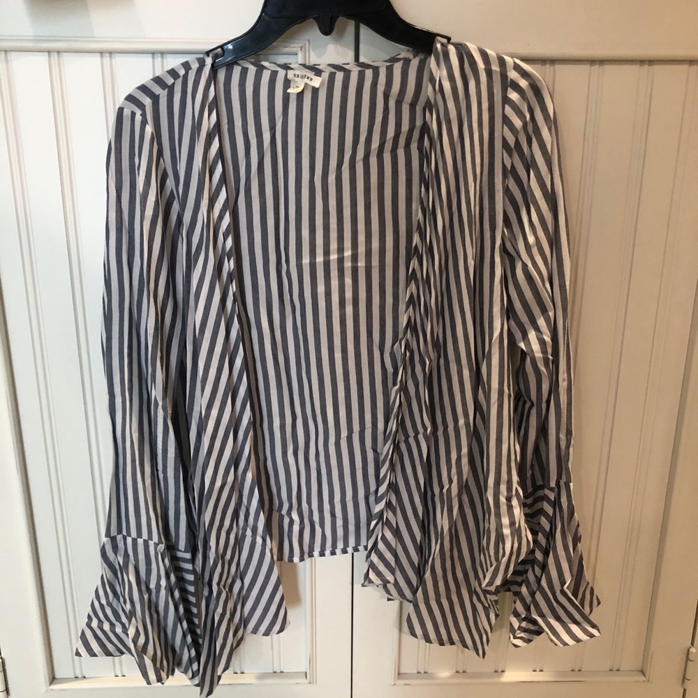 En Creme Button down tie striped crop top medium